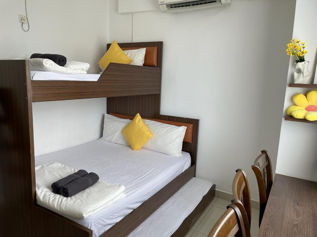 Family Suites At Mansion One By Maj George Town Exterior photo